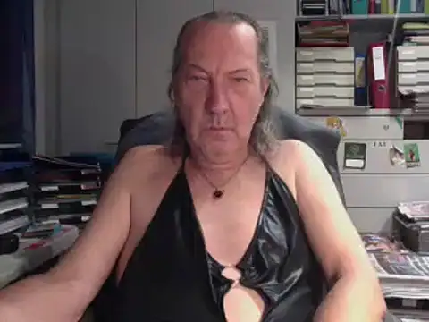 HMStraps01 online show from November 2025 06:08:02 PM