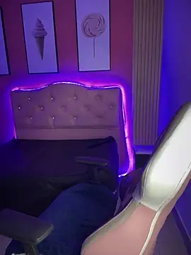 Emily-teen online show from February 2025 01:21:02 PM