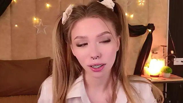 Snapshot of Sierra_Fane chatting on April 2026 06:00:02 AM Sierra Fane online show from April 2026 06:00:02 AM