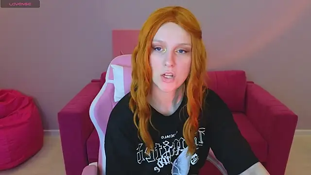 Snapshot of KristinMoore chatting on March 2025 01:43:02 AM KristinMoore online show from March 2025 01:43:02 AM