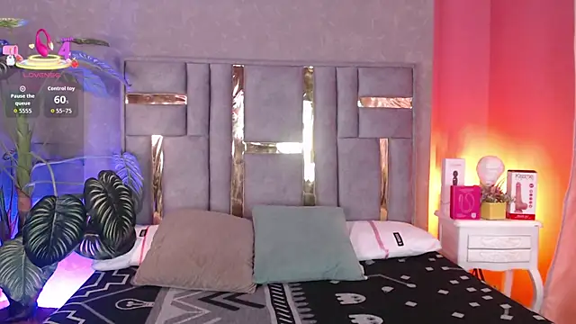 Tyla Ks online show from November 2025 08:05:01 PM