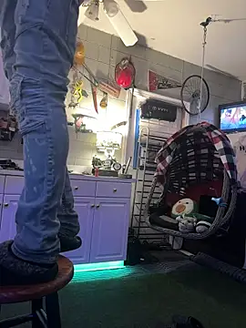 Polaroid White online show from January 2026 08:30:01 AM