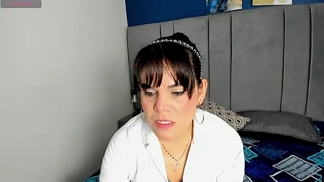 laura hotties online show from December 2025 01:48:01 PM