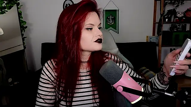 Snapshot of Della_Ideal chatting on November 2025 06:29:02 PM Della Ideal online show from November 2025 06:29:02 PM