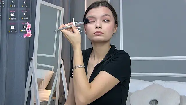 AsterQuinn online show from November 2025 03:45:01 PM