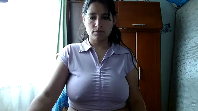 Snapshot of Escarcha-blue chatting on April 2026 06:17:02 PM Escarcha-blue online show from April 2026 06:17:02 PM