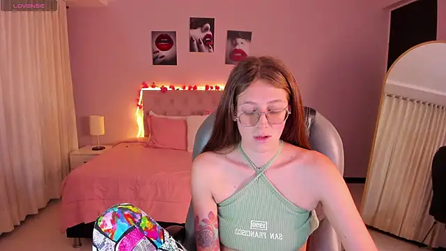 Snapshot of Emily_Warren_ chatting on June 2026 08:58:01 PM Emily Warren online show from June 2026 08:58:01 PM
