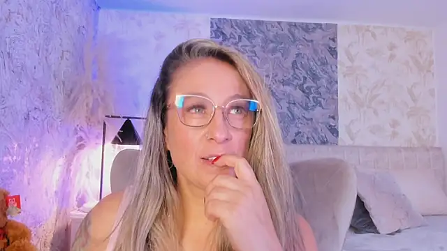 Liannaa  online show from October 2025 07:58:02 PM