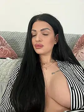 Snapshot of IrisRossie chatting on June 2026 05:43:02 AM IrisRossie online show from June 2026 05:43:02 AM