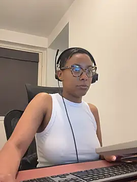 Snapshot of Melia_Rayne chatting on May 2026 10:32:02 AM Melia Rayne online show from May 2026 10:32:02 AM