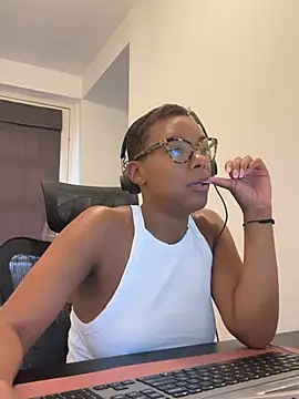 Snapshot of Melia_Rayne chatting on June 2026 10:20:01 AM Melia Rayne online show from June 2026 10:20:01 AM