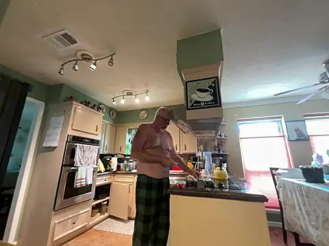 Snapshot of superbearboss chatting on May 2026 03:28:01 PM superbearboss online show from May 2026 03:28:01 PM