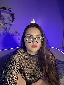 Snapshot of MiraLuccian chatting on October 2025 08:40:01 PM MiraLuccian online show from October 2025 08:40:01 PM