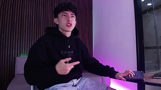 Snapshot of troy_rouge chatting on November 2025 07:13:02 PM troy rouge online show from November 2025 07:13:02 PM