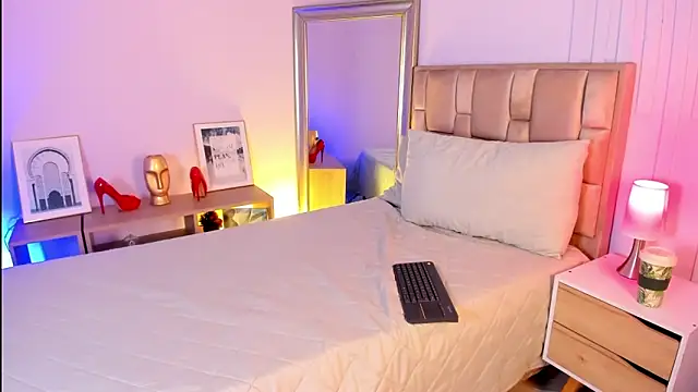 naia xo online show from November 2025 08:54:01 PM