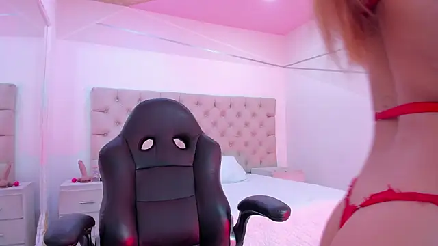 Snapshot of NaomiFrost chatting on February 2026 01:19:01 PM NaomiFrost online show from February 2026 01:19:01 PM