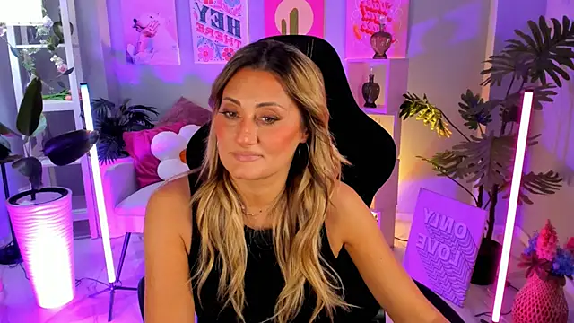 Snapshot of SarahAlluring chatting on October 2025 10:59:02 AM SarahAlluring online show from October 2025 10:59:02 AM