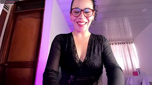 Snapshot of mia_velvet1 chatting on May 2026 01:29:01 PM mia velvet1 online show from May 2026 01:29:01 PM