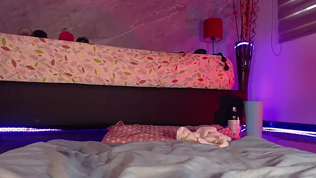 catmolly  online show from April 2026 09:39:33 PM