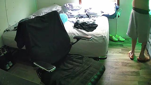 Muffdiver718 online show from March 2025 04:43:02 PM