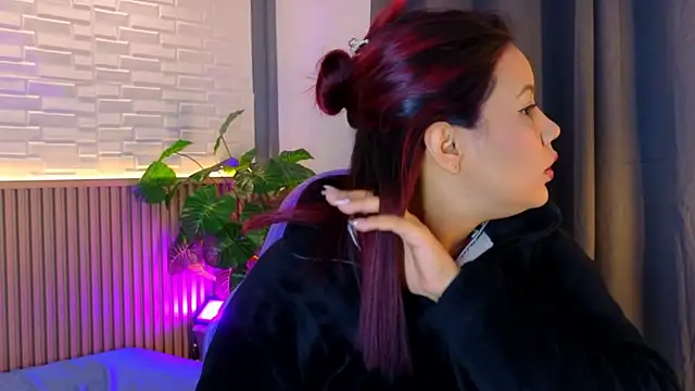 TiffanyWalk online show from November 2025 10:58:02 AM