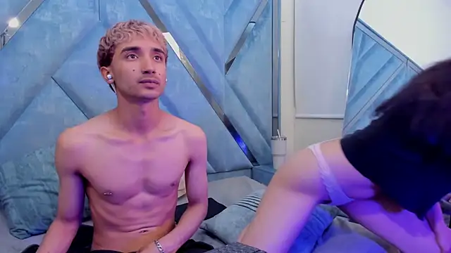 LauryAndNarem69 online show from December 2025 06:31:01 AM