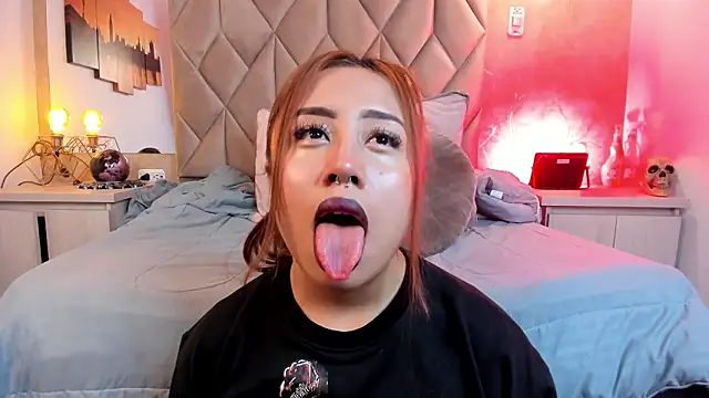 Snapshot of kailinmoonx chatting on February 2026 12:43:02 PM kailinmoonx online show from February 2026 12:43:02 PM