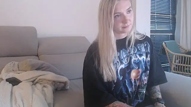 Snapshot of tattoobbgirl chatting on November 2025 04:29:01 PM tattoobbgirl online show from November 2025 04:29:01 PM