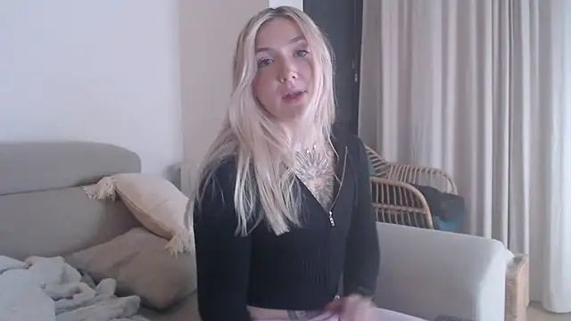 Snapshot of tattoobbgirl chatting on November 2025 06:18:01 PM tattoobbgirl online show from November 2025 06:18:01 PM