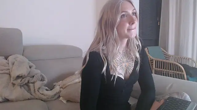 Snapshot of tattoobbgirl chatting on November 2025 05:47:02 PM tattoobbgirl online show from November 2025 05:47:02 PM