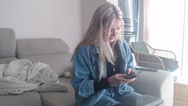 Snapshot of tattoobbgirl chatting on December 2025 03:29:02 PM tattoobbgirl online show from December 2025 03:29:02 PM