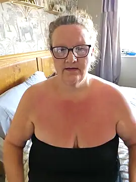 Snapshot of MissQueenBeex chatting on May 2026 08:08:02 AM MissQueenBeex online show from May 2026 08:08:02 AM