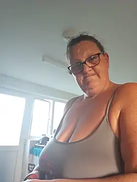 Snapshot of MissQueenBeex chatting on May 2026 07:20:02 PM MissQueenBeex online show from May 2026 07:20:02 PM