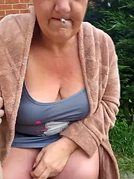 Snapshot of MissQueenBeex chatting on May 2026 06:32:01 AM MissQueenBeex online show from May 2026 06:32:01 AM