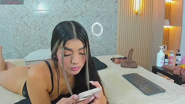 Snapshot of Antonella_west chatting on May 2026 10:17:02 PM Antonella west online show from May 2026 10:17:02 PM