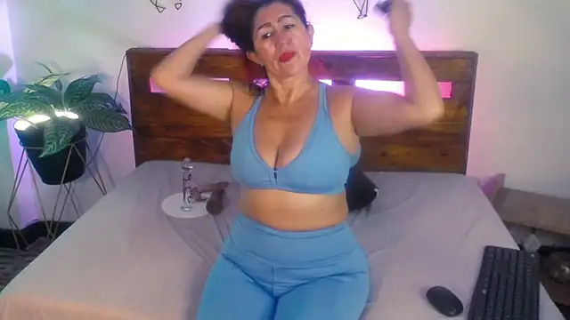 Yeseniaa25  online show from September 2025 07:06:02 PM