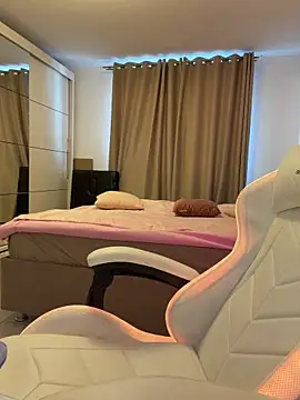 Snapshot of LunaBex chatting on July 2026 07:23:02 AM LunaBex online show from July 2026 07:23:02 AM