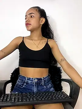 Snapshot of violeta_18x chatting on December 2025 07:43:01 PM violeta 18x online show from December 2025 07:43:01 PM