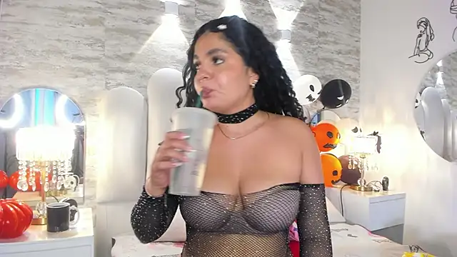 Yassy vazquez online show from October 2025 07:34:01 PM