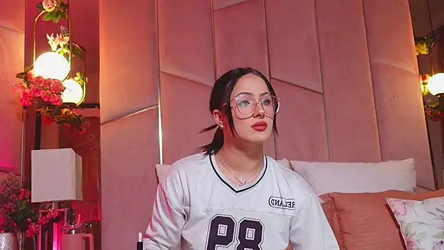 LucyLextonX online show from March 2026 07:18:02 PM