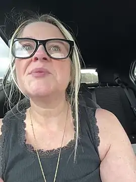 SuzieSub online show from April 2026 01:11:01 PM