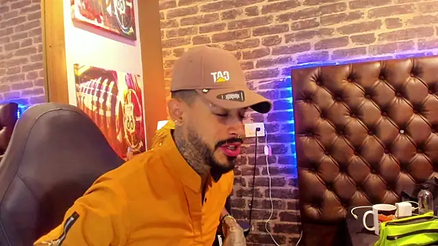 VinzenzRizzo online show from October 2025 04:47:01 AM