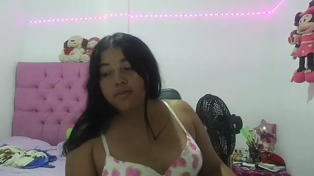 Snapshot of angelHeath13 chatting on June 2026 02:40:01 AM angelHeath13 online show from June 2026 02:40:01 AM