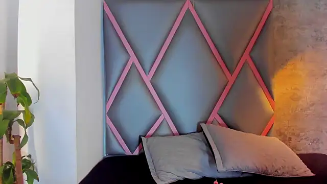 Quee Sophine online show from December 2025 07:43:02 PM