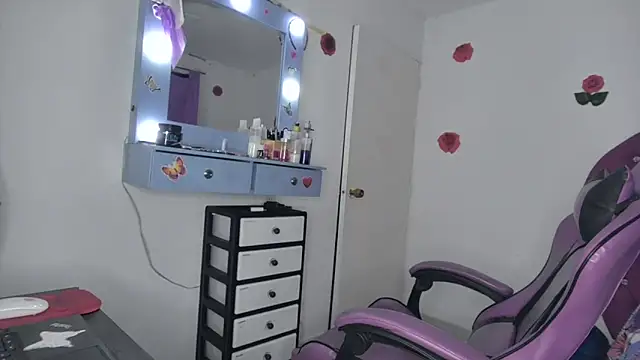 Snapshot of soffy_rosses chatting on April 2026 04:27:01 AM soffy rosses online show from April 2026 04:27:01 AM