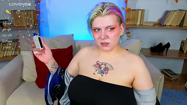 bluelunaray online show from October 2025 02:11:02 AM