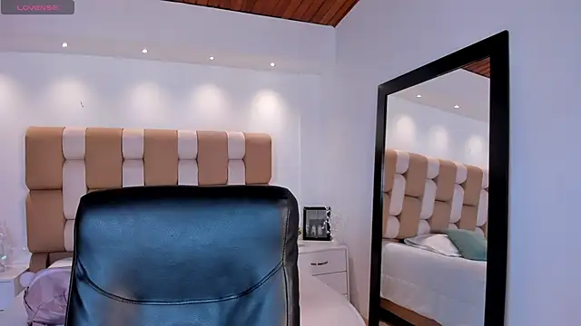 AidaJones online show from October 2025 03:02:02 PM