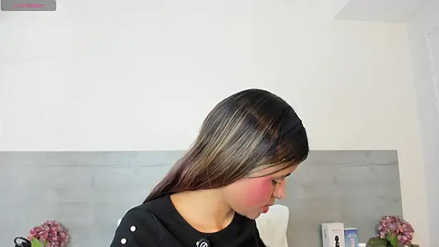 sunnyWhitee online show from April 2026 07:21:02 PM