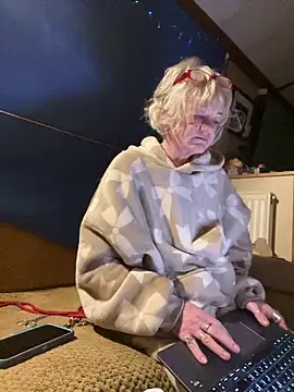 Snapshot of ladyboatlady chatting on February 2026 06:56:01 AM ladyboatlady online show from February 2026 06:56:01 AM