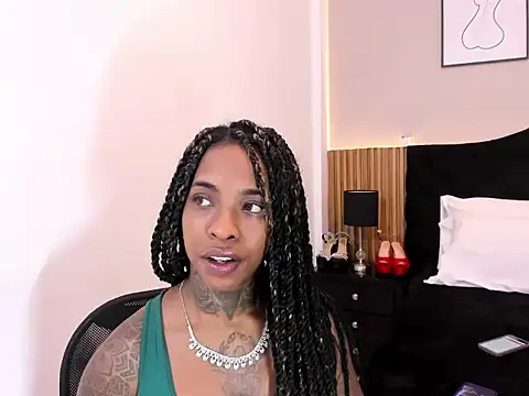 Snapshot of Pauline_Fox chatting on April 2026 02:14:02 AM Pauline Fox online show from April 2026 02:14:02 AM